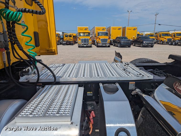 image for item MY9452 2019 Peterbilt 579  semi truck