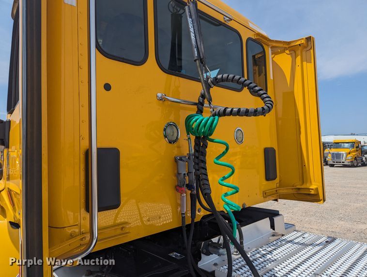 image for item MY9452 2019 Peterbilt 579  semi truck