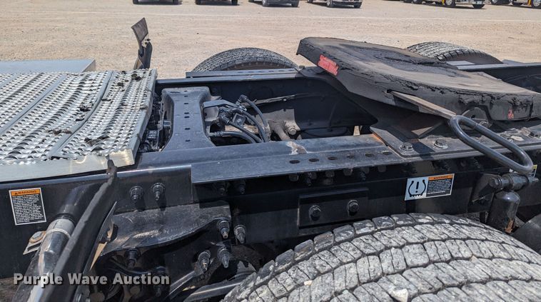 image for item MY9452 2019 Peterbilt 579  semi truck