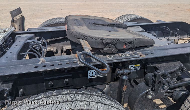 image for item MY9452 2019 Peterbilt 579  semi truck