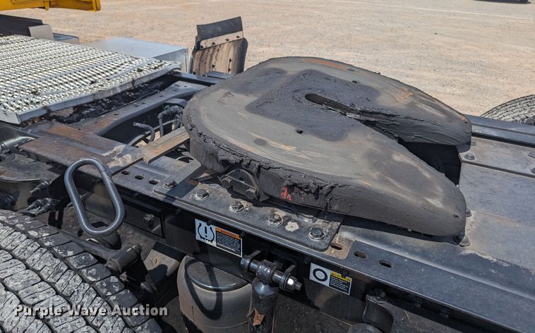 image for item MY9452 2019 Peterbilt 579  semi truck