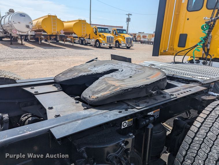 image for item MY9452 2019 Peterbilt 579  semi truck