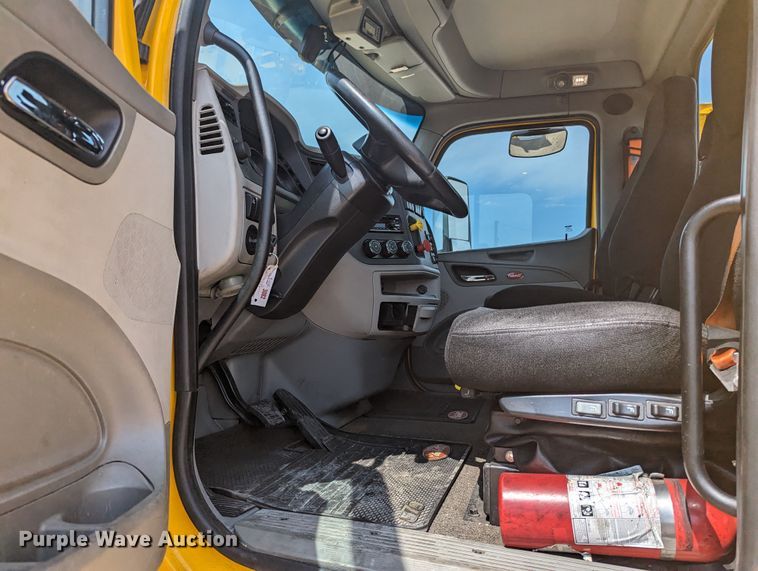 image for item MY9452 2019 Peterbilt 579  semi truck