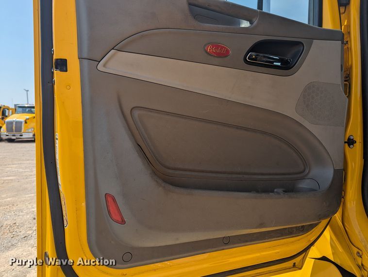 image for item MY9452 2019 Peterbilt 579  semi truck