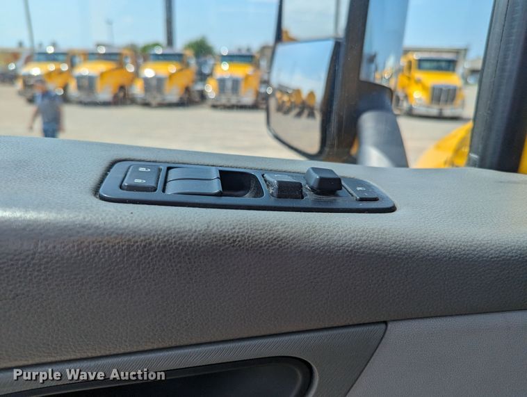 image for item MY9452 2019 Peterbilt 579  semi truck