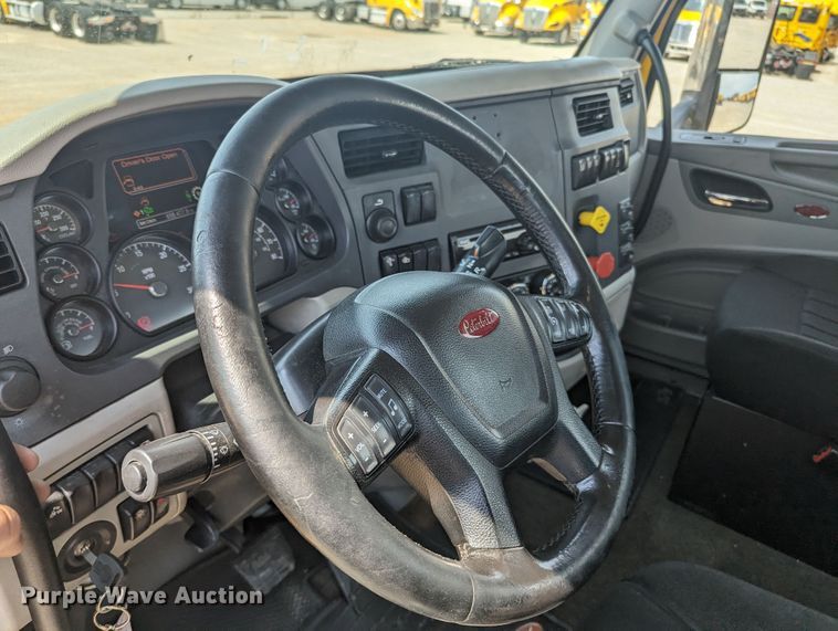 image for item MY9452 2019 Peterbilt 579  semi truck