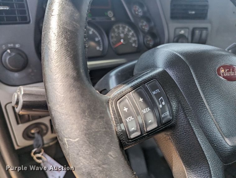 image for item MY9452 2019 Peterbilt 579  semi truck