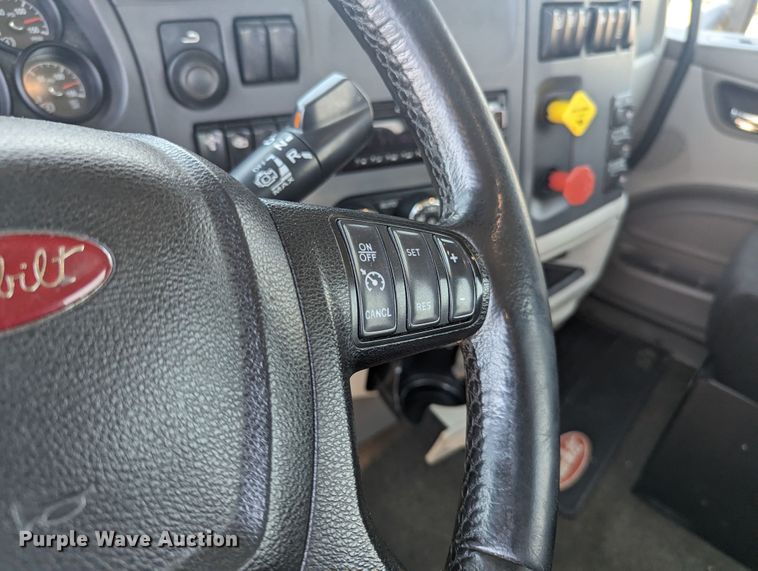 image for item MY9452 2019 Peterbilt 579  semi truck