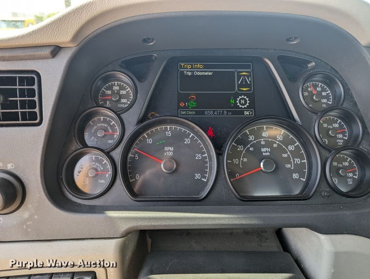 image for item MY9452 2019 Peterbilt 579  semi truck