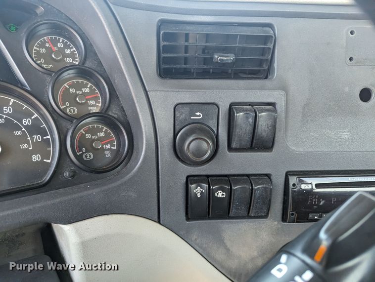 image for item MY9452 2019 Peterbilt 579  semi truck