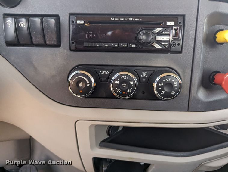 image for item MY9452 2019 Peterbilt 579  semi truck