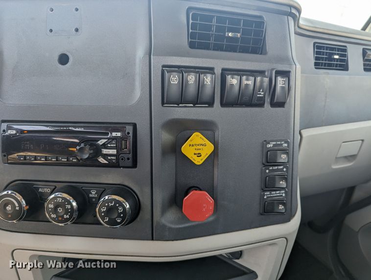 image for item MY9452 2019 Peterbilt 579  semi truck