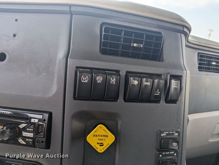 image for item MY9452 2019 Peterbilt 579  semi truck