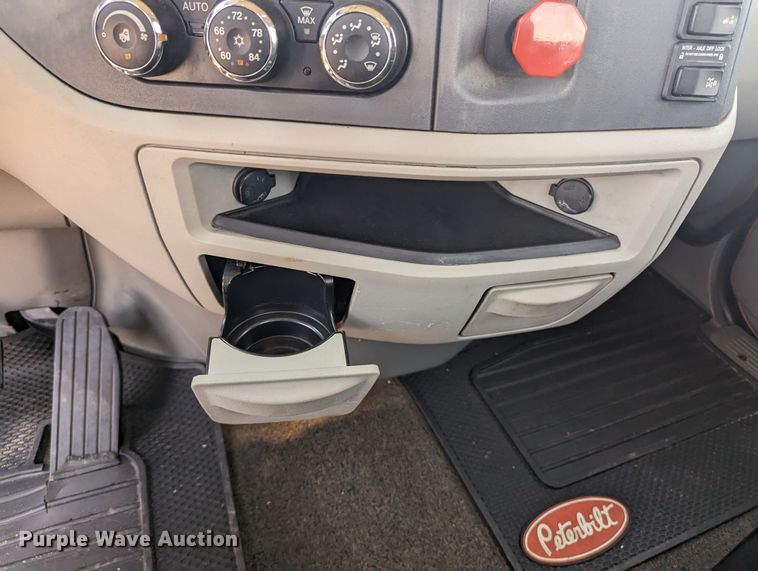 image for item MY9452 2019 Peterbilt 579  semi truck