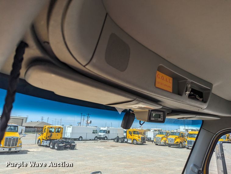 image for item MY9452 2019 Peterbilt 579  semi truck