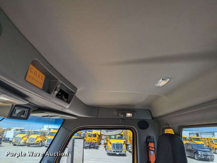 image for item MY9452 2019 Peterbilt 579  semi truck