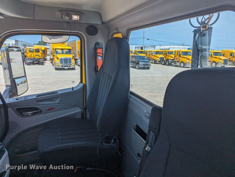 image for item MY9452 2019 Peterbilt 579  semi truck