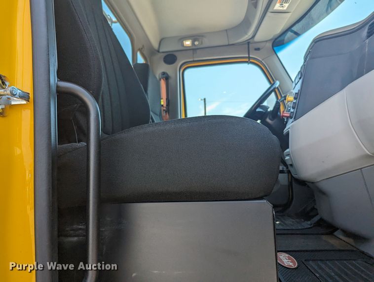 image for item MY9452 2019 Peterbilt 579  semi truck