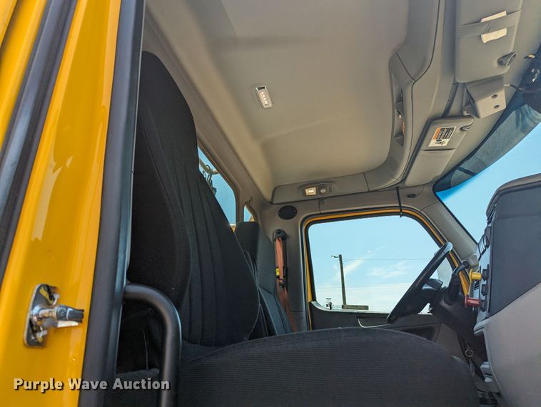 image for item MY9452 2019 Peterbilt 579  semi truck