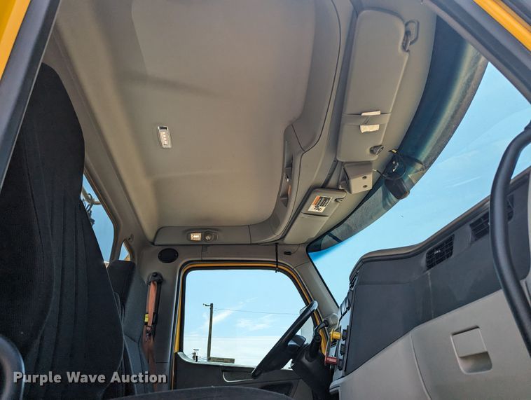 image for item MY9452 2019 Peterbilt 579  semi truck