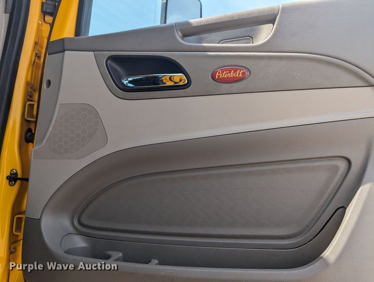 image for item MY9452 2019 Peterbilt 579  semi truck