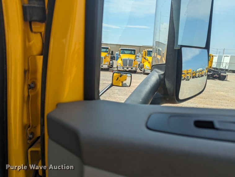 image for item MY9452 2019 Peterbilt 579  semi truck