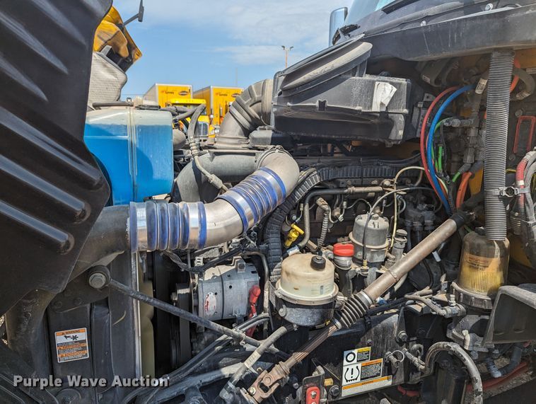 image for item MY9452 2019 Peterbilt 579  semi truck