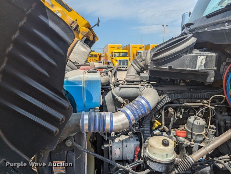 image for item MY9452 2019 Peterbilt 579  semi truck