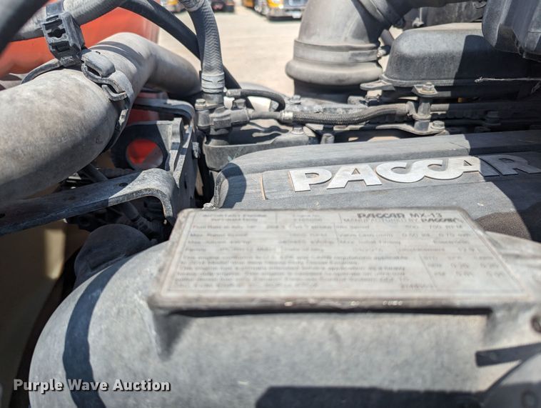 image for item MY9452 2019 Peterbilt 579  semi truck