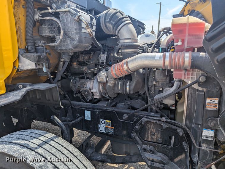 image for item MY9452 2019 Peterbilt 579  semi truck