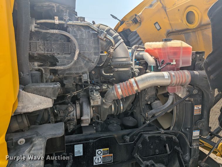 image for item MY9452 2019 Peterbilt 579  semi truck