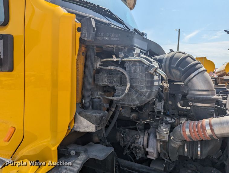 image for item MY9452 2019 Peterbilt 579  semi truck