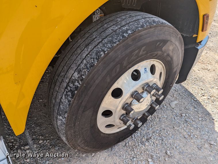 image for item MY9452 2019 Peterbilt 579  semi truck