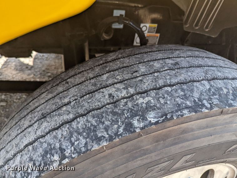 image for item MY9452 2019 Peterbilt 579  semi truck