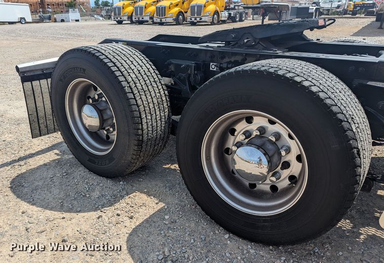 image for item MY9452 2019 Peterbilt 579  semi truck