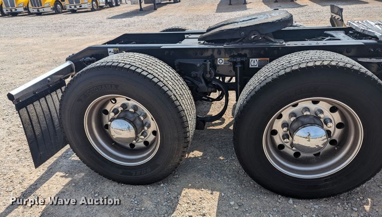 image for item MY9452 2019 Peterbilt 579  semi truck