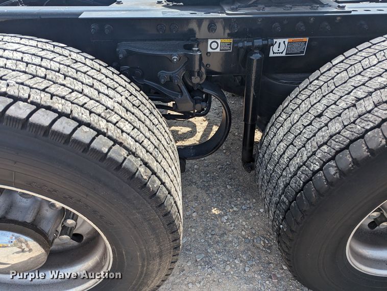 image for item MY9452 2019 Peterbilt 579  semi truck