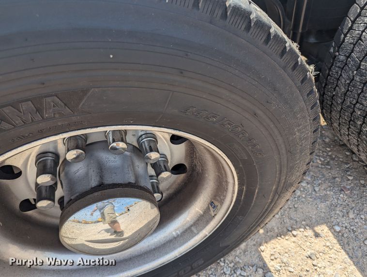 image for item MY9452 2019 Peterbilt 579  semi truck