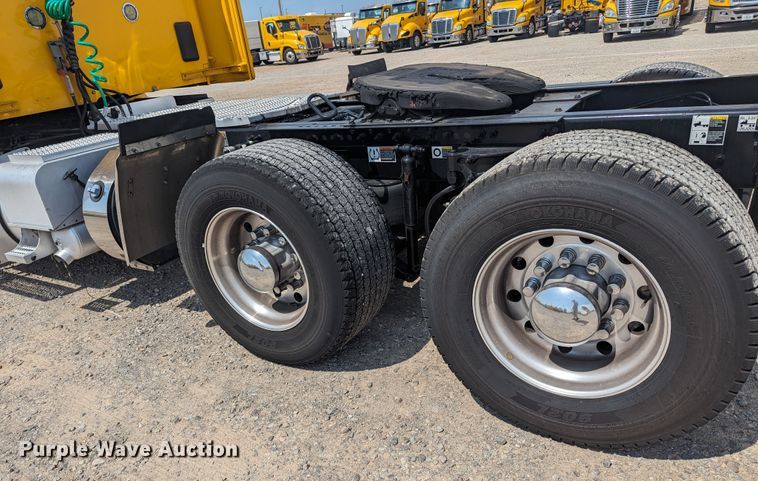 image for item MY9452 2019 Peterbilt 579  semi truck