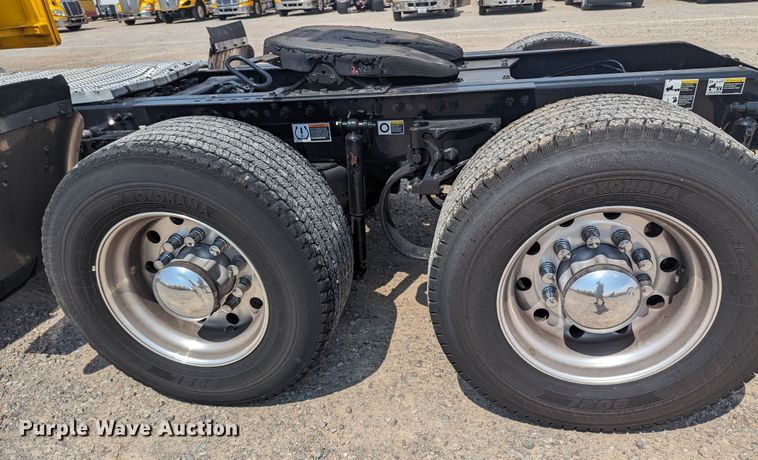 image for item MY9452 2019 Peterbilt 579  semi truck