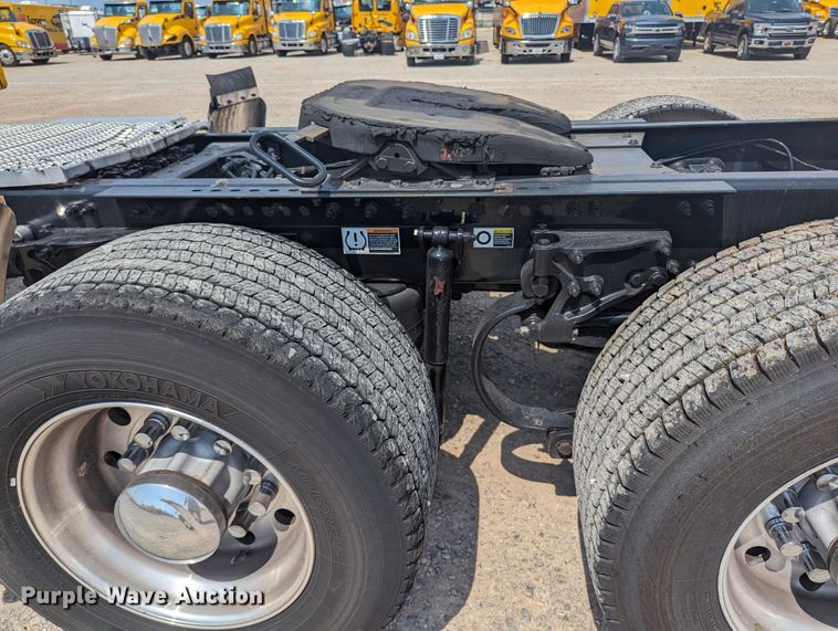 image for item MY9452 2019 Peterbilt 579  semi truck