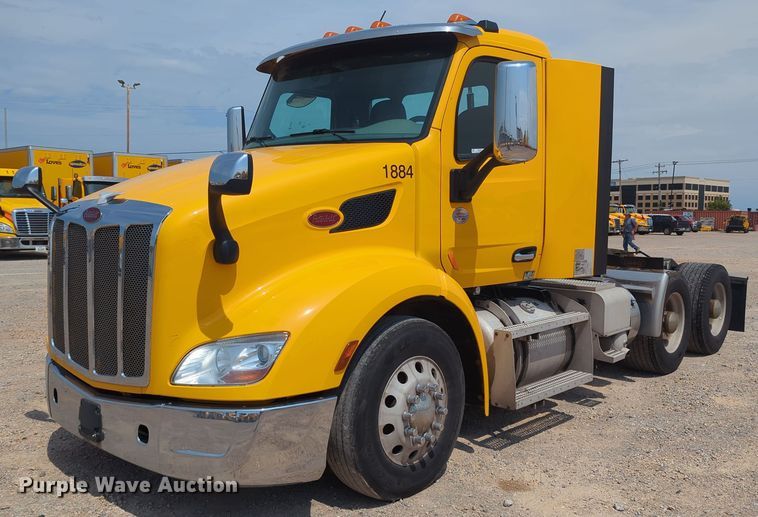 image for item MY9453 2019 Peterbilt 579  semi truck