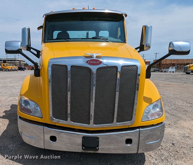 image for item MY9453 2019 Peterbilt 579  semi truck