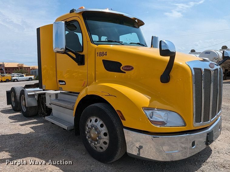 image for item MY9453 2019 Peterbilt 579  semi truck