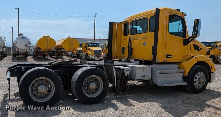 image for item MY9453 2019 Peterbilt 579  semi truck