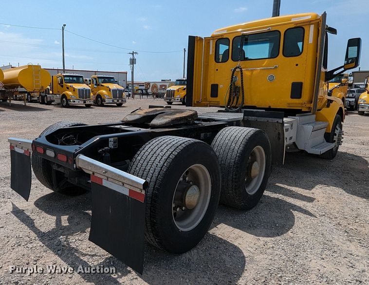 image for item MY9453 2019 Peterbilt 579  semi truck