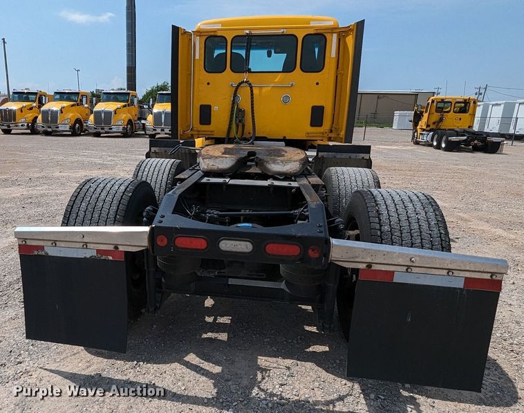 image for item MY9453 2019 Peterbilt 579  semi truck