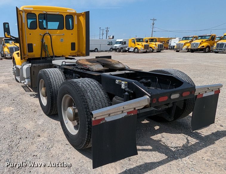 image for item MY9453 2019 Peterbilt 579  semi truck