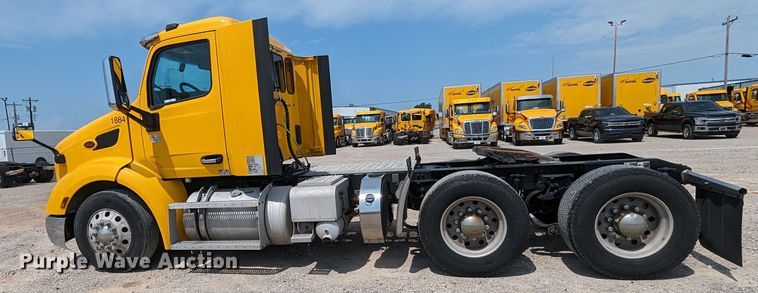 image for item MY9453 2019 Peterbilt 579  semi truck