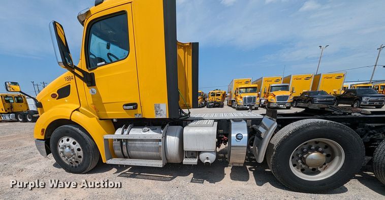 image for item MY9453 2019 Peterbilt 579  semi truck